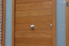 Oak horizontal board lacquered opaque glazed side panels